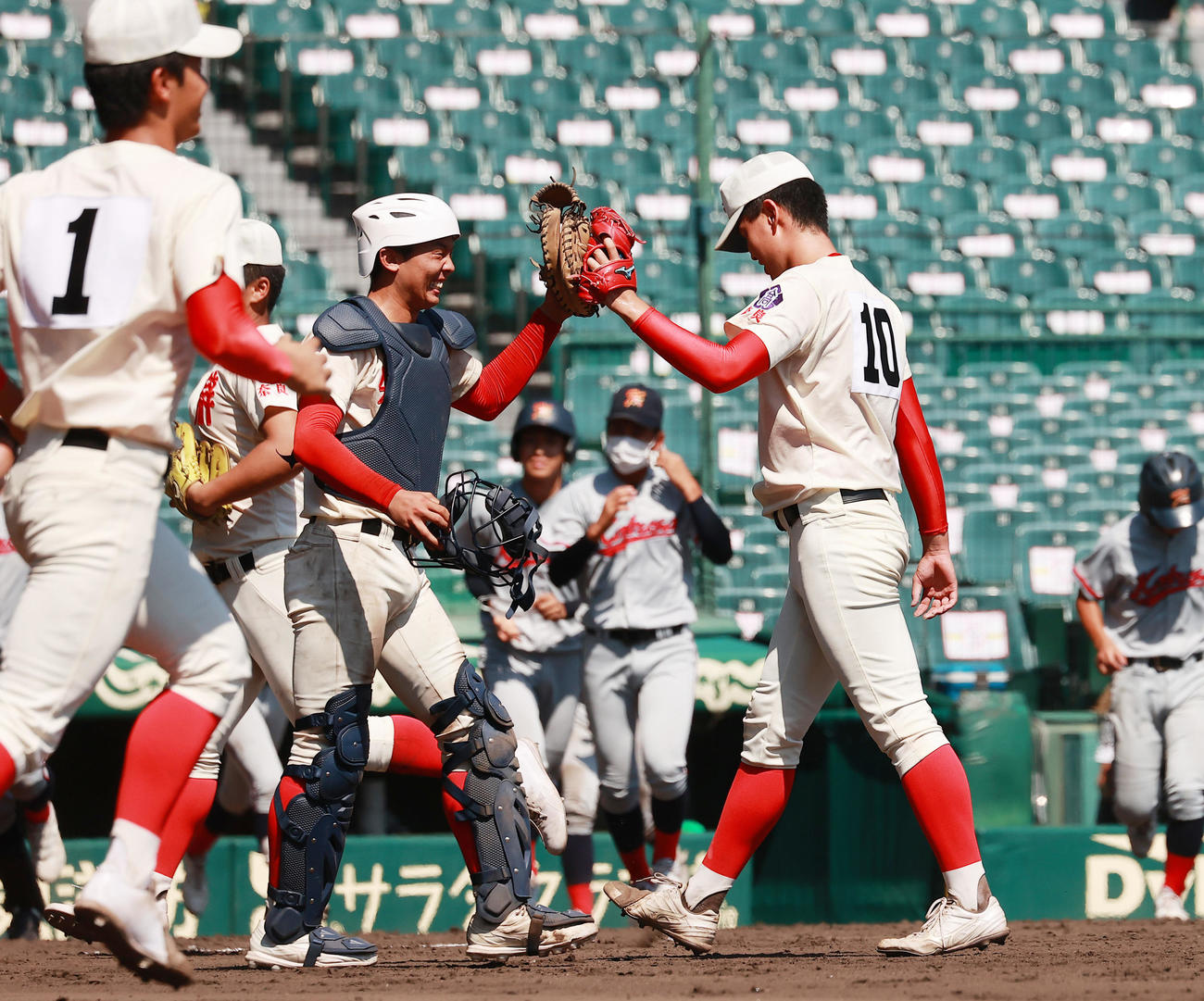智弁学園対京都国際　完投勝利で決勝進出を決め、植垣捕手（と喜ぶ喜ぶ智弁学園・小畠（撮影・野上伸悟）