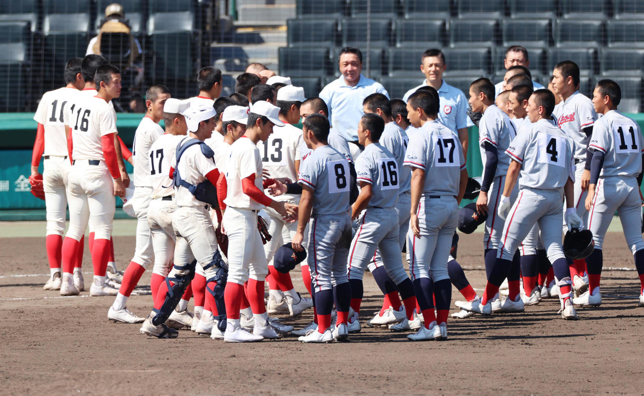 智弁学園対京都国際　試合を終えあいさつを交わす智弁学園（左）、京都国際ナイン（撮影・清水貴仁）