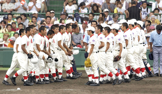 02年夏の3回戦、智弁和歌山対智弁学園　注目の兄弟校対決は智弁和歌山(右)が智弁学園を下し、ゲームセット後両校は健闘をたたえあった