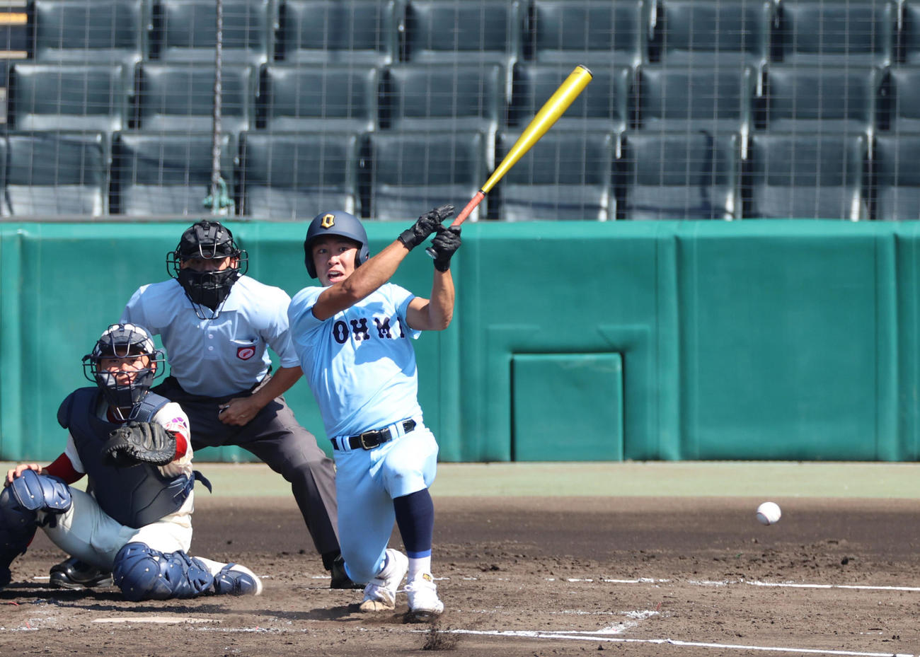 智弁和歌山対近江　3回裏近江2死一、三塁、左前適時打を放つ山田（撮影・清水貴仁）