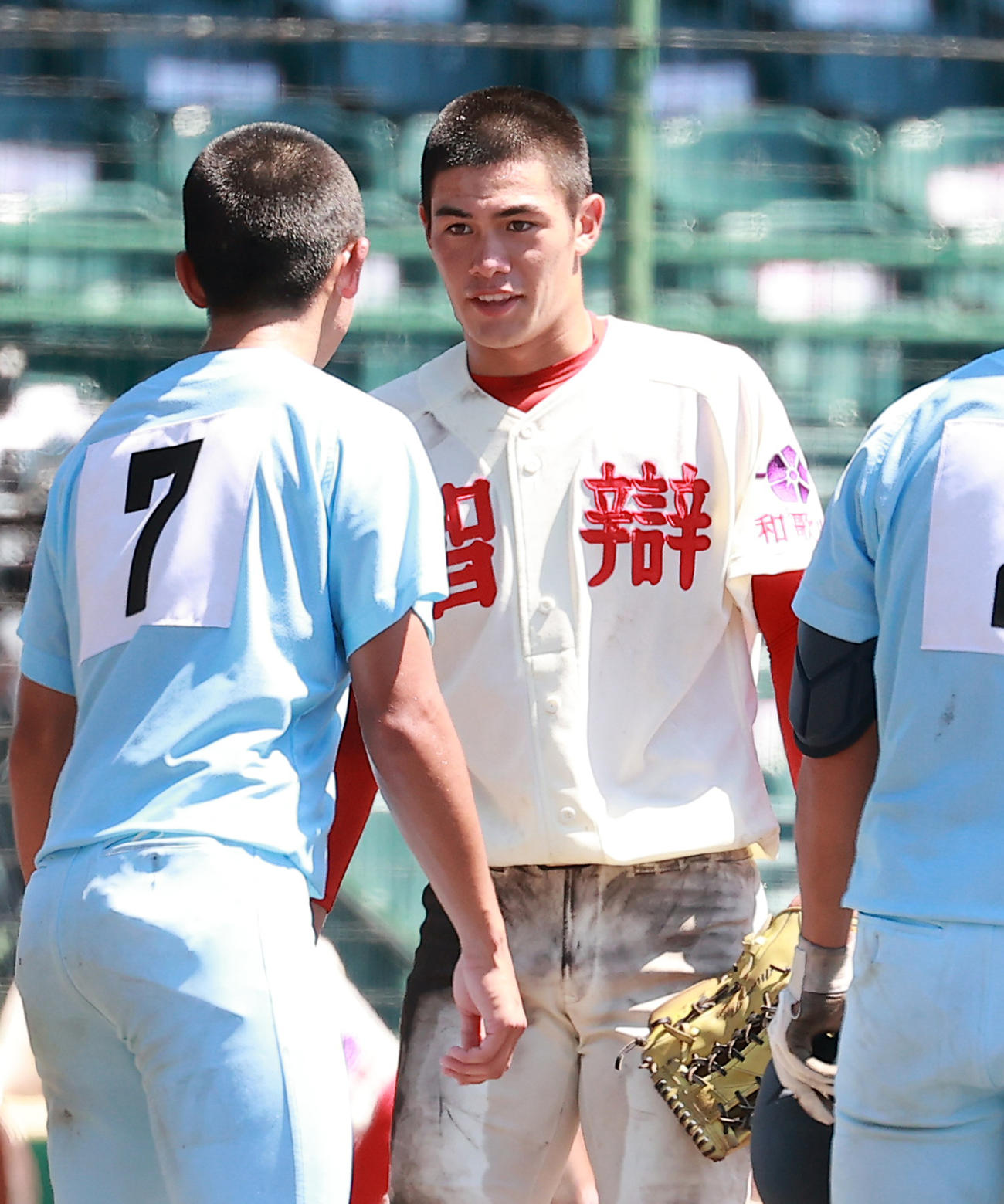 試合終了の整列で、近江・春山主将（手前）から声をかけられる智弁和歌山・宮坂主将（撮影・野上伸悟）