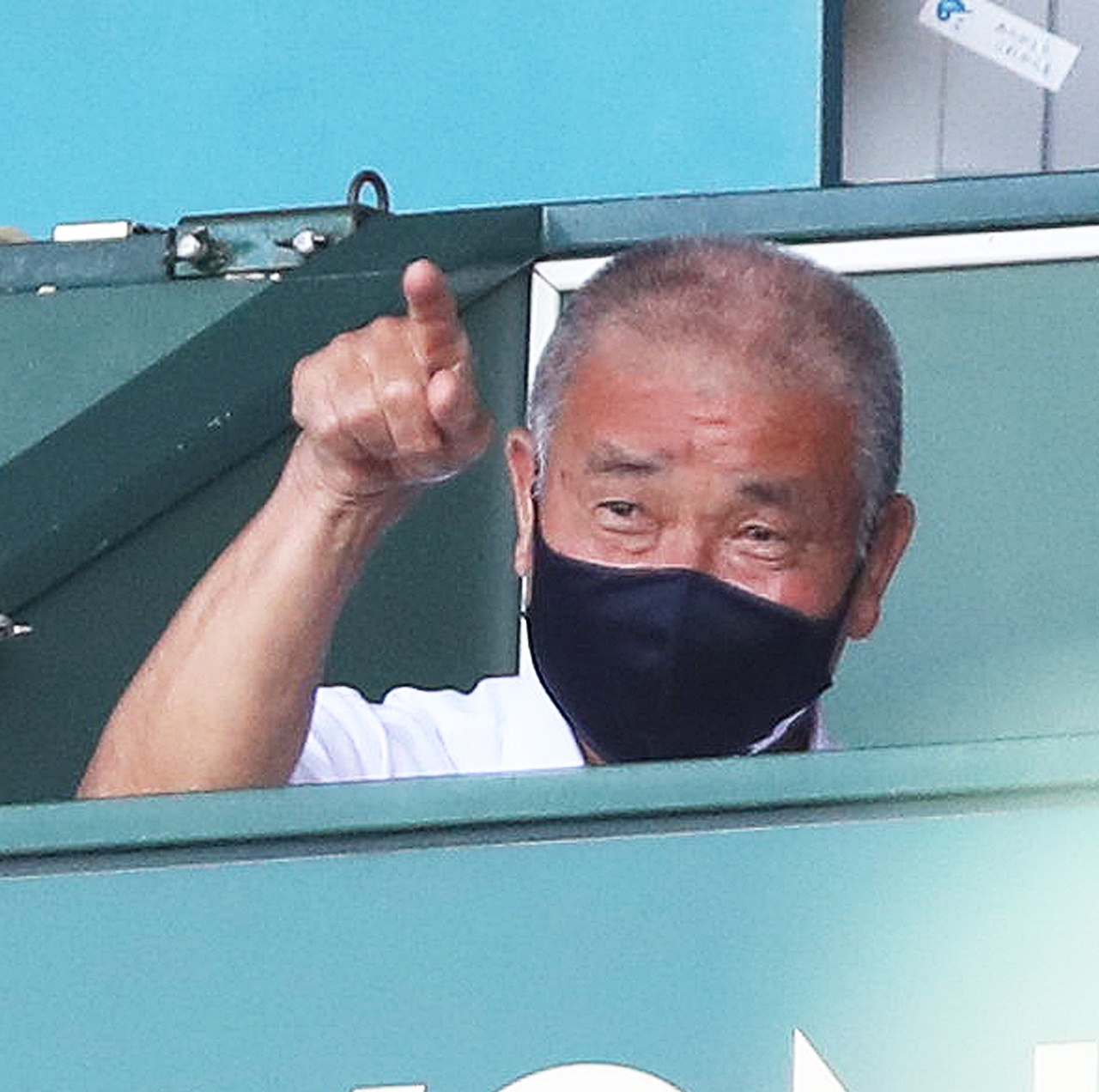 準決勝の智弁和歌山－近江戦を見守る高嶋仁名誉監督（撮影・白石智彦）