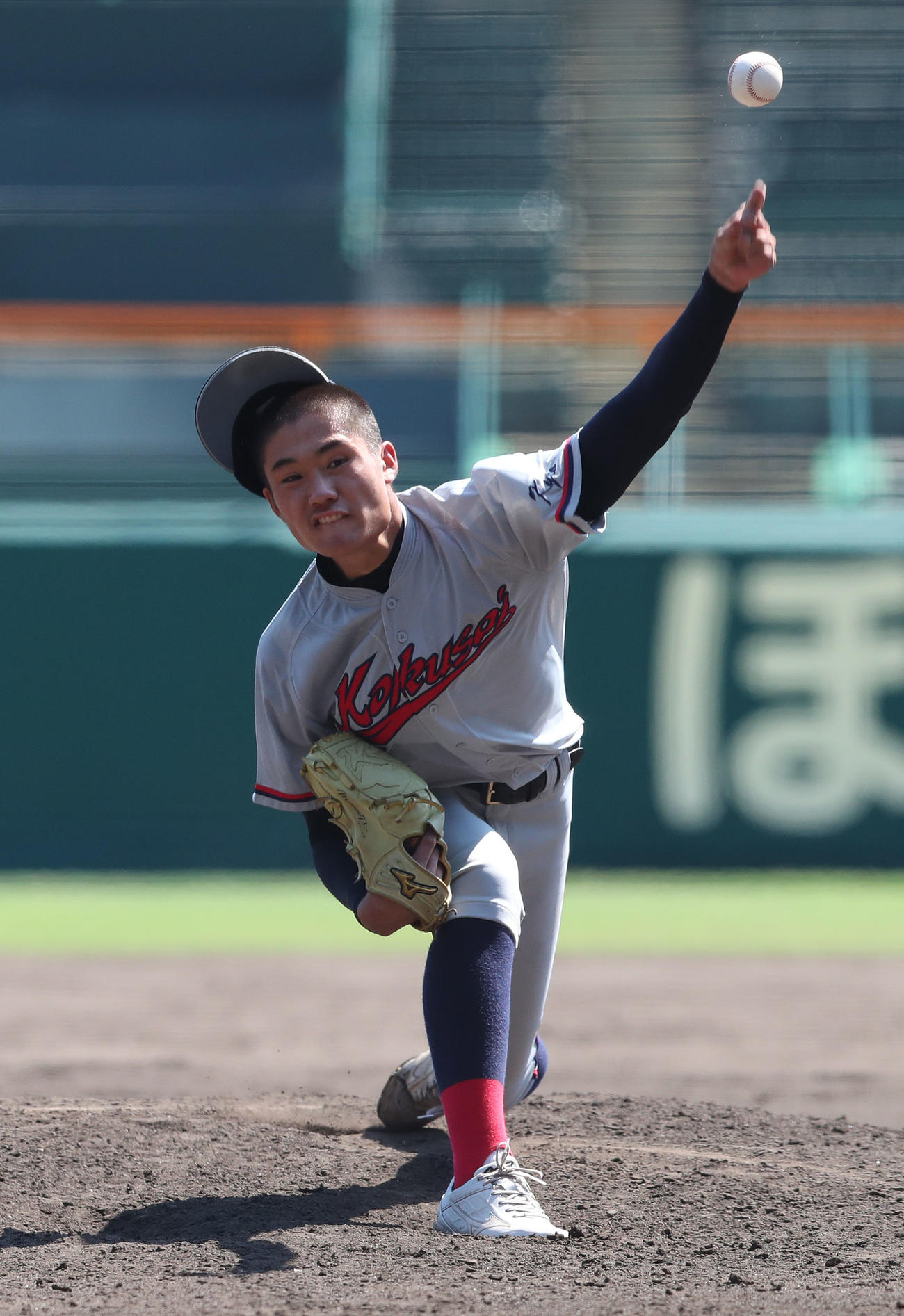 智弁学園対京都国際　智弁学園戦に力投する京都国際・森下（撮影・白石智彦）