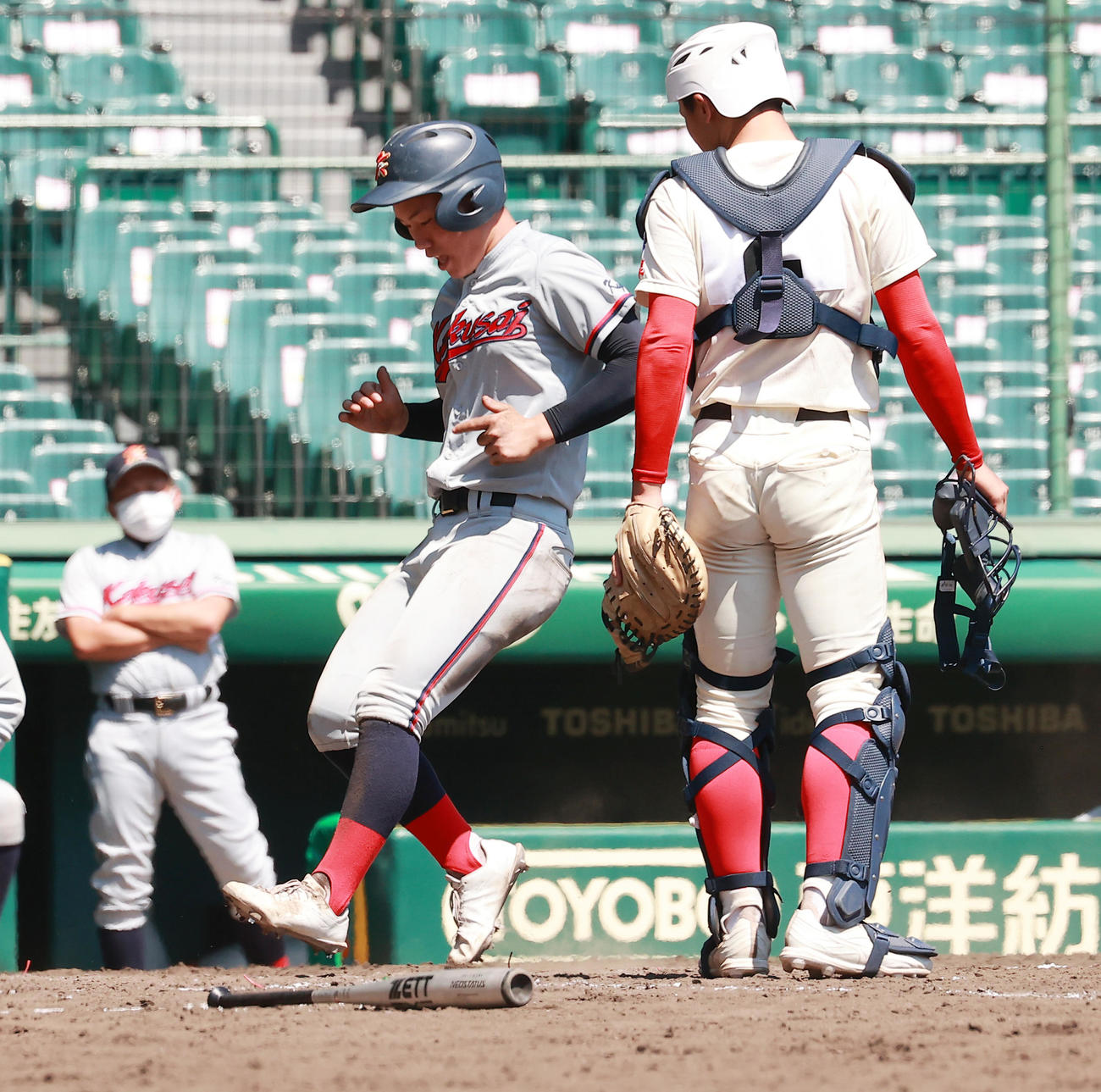 智弁学園対京都国際　5回裏京都国際1死三塁、金田の中犠飛で生還する辻井（撮影・野上伸悟）