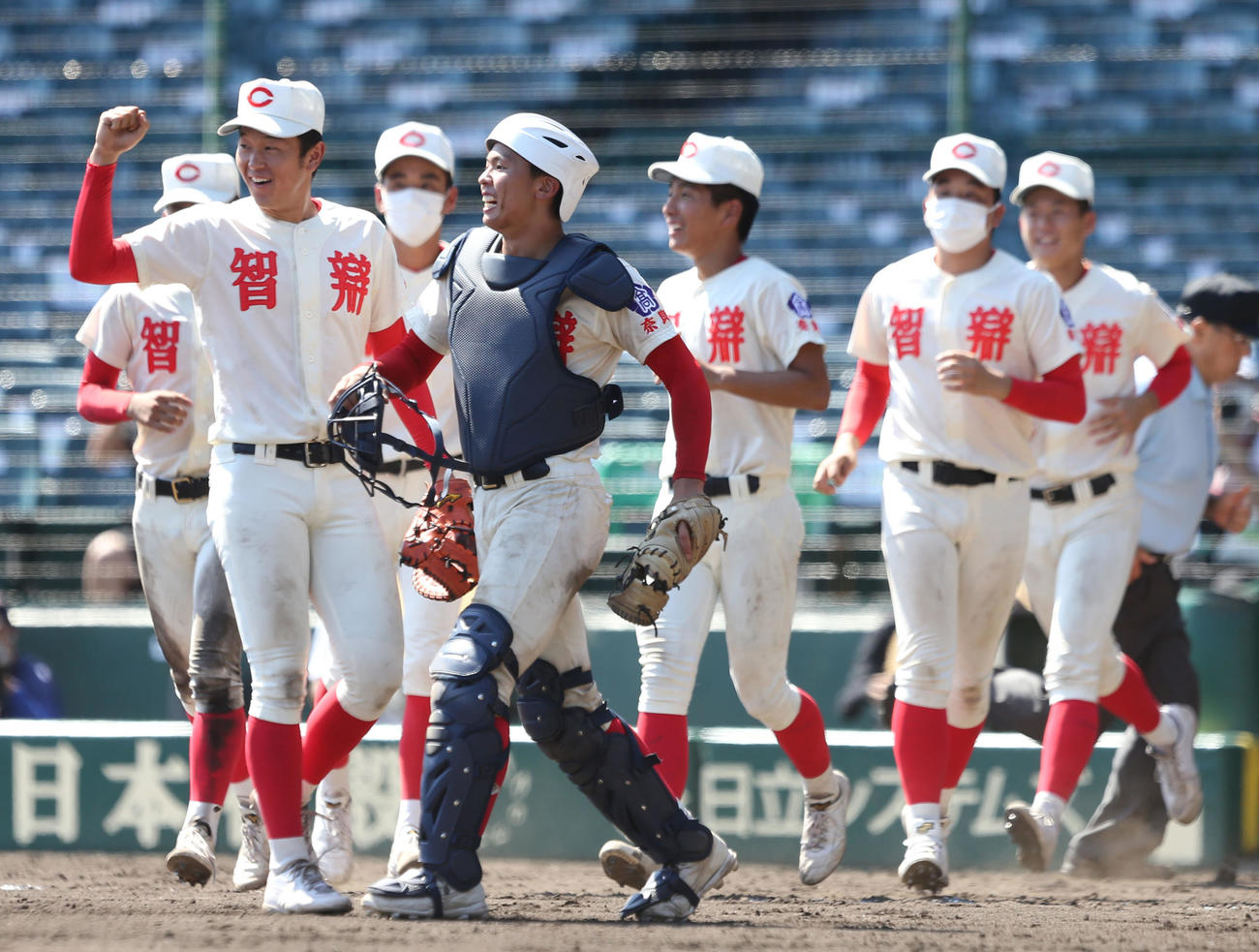 京都国際に勝利し喜ぶ智弁学園ナイン（撮影・屋方直哉）