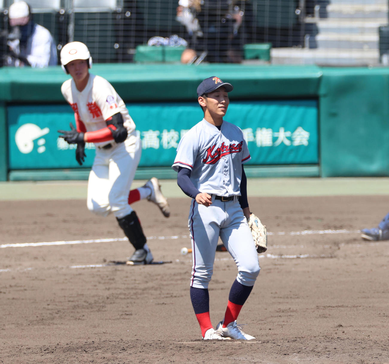 智弁学園対京都国際　4回表智弁学園2死一、二塁、小畠に左越え先制3点本塁打を浴びる京都国際・平野（撮影・清水貴仁）