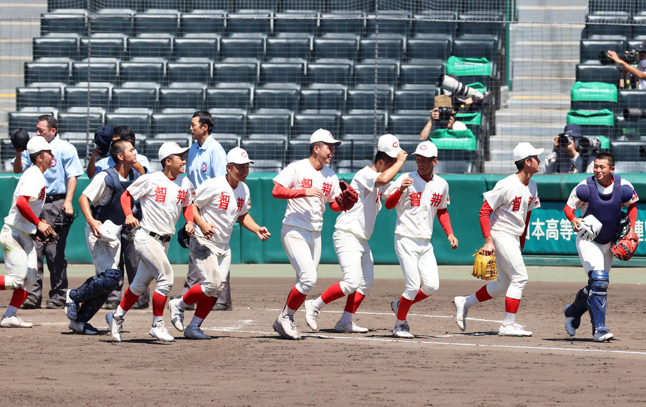 決勝進出を決め駆けだす智弁和歌山ナイン（撮影・清水貴仁）