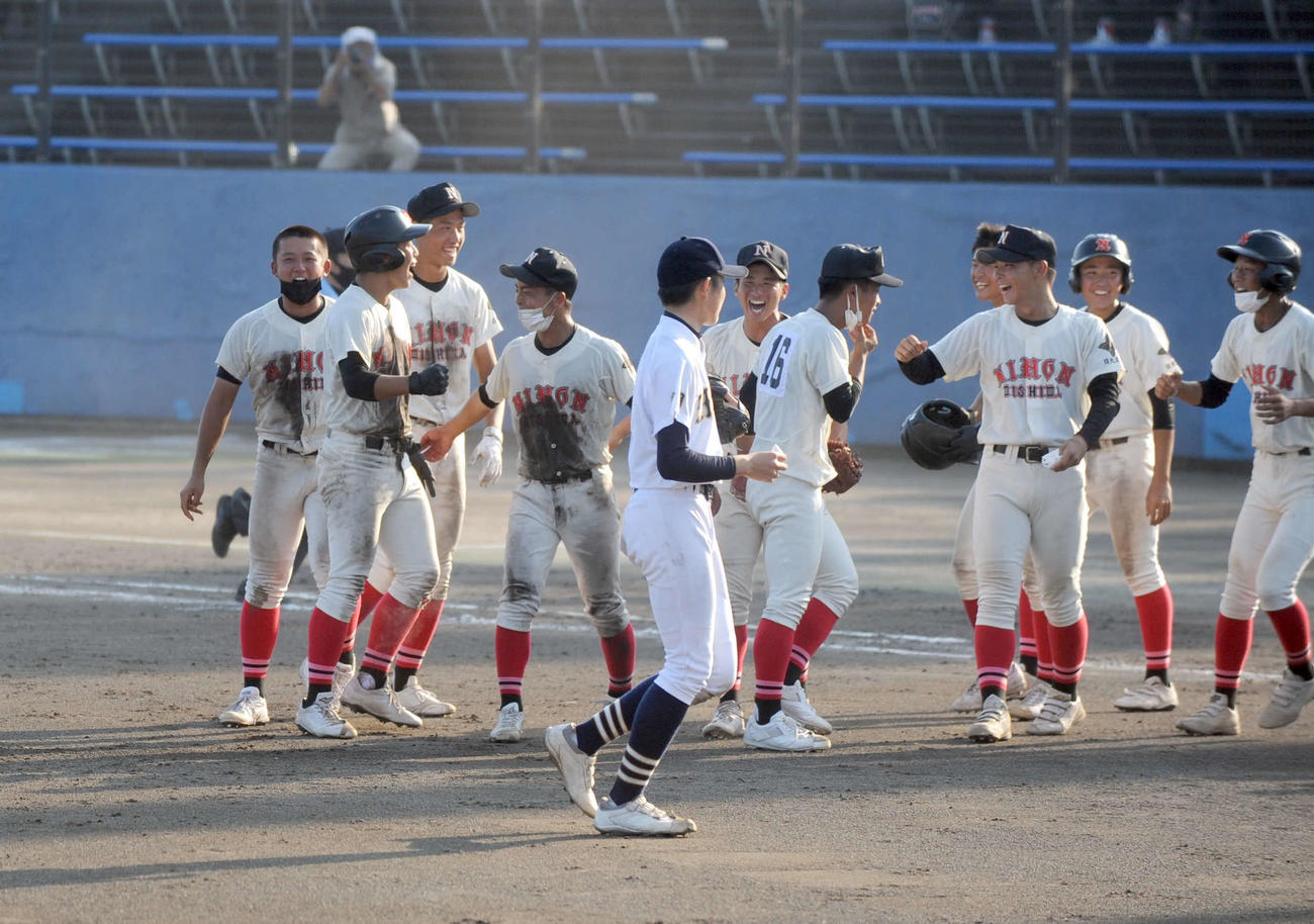 逆転サヨナラ勝ちし、笑顔の日大三島ナイン