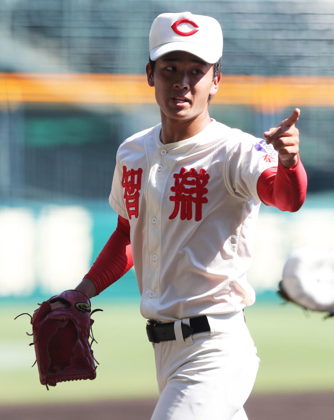 智弁和歌山対智弁学園　智弁和歌山対智弁学園　4回表を投げベンチに戻る西村（撮影・屋方直哉）