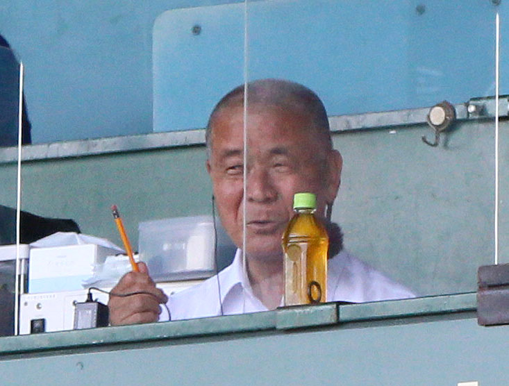 智弁和歌山対智弁学園　スタンドから観戦する智弁和歌山の高嶋名誉監督（撮影・上山淳一）