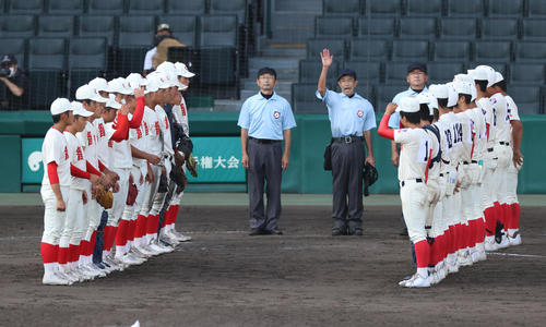 智弁和歌山対智弁学園　決勝戦を終えあいさつをあいさつを交わす智弁和歌山（左）、智弁学園ナイン（撮影・清水貴仁）