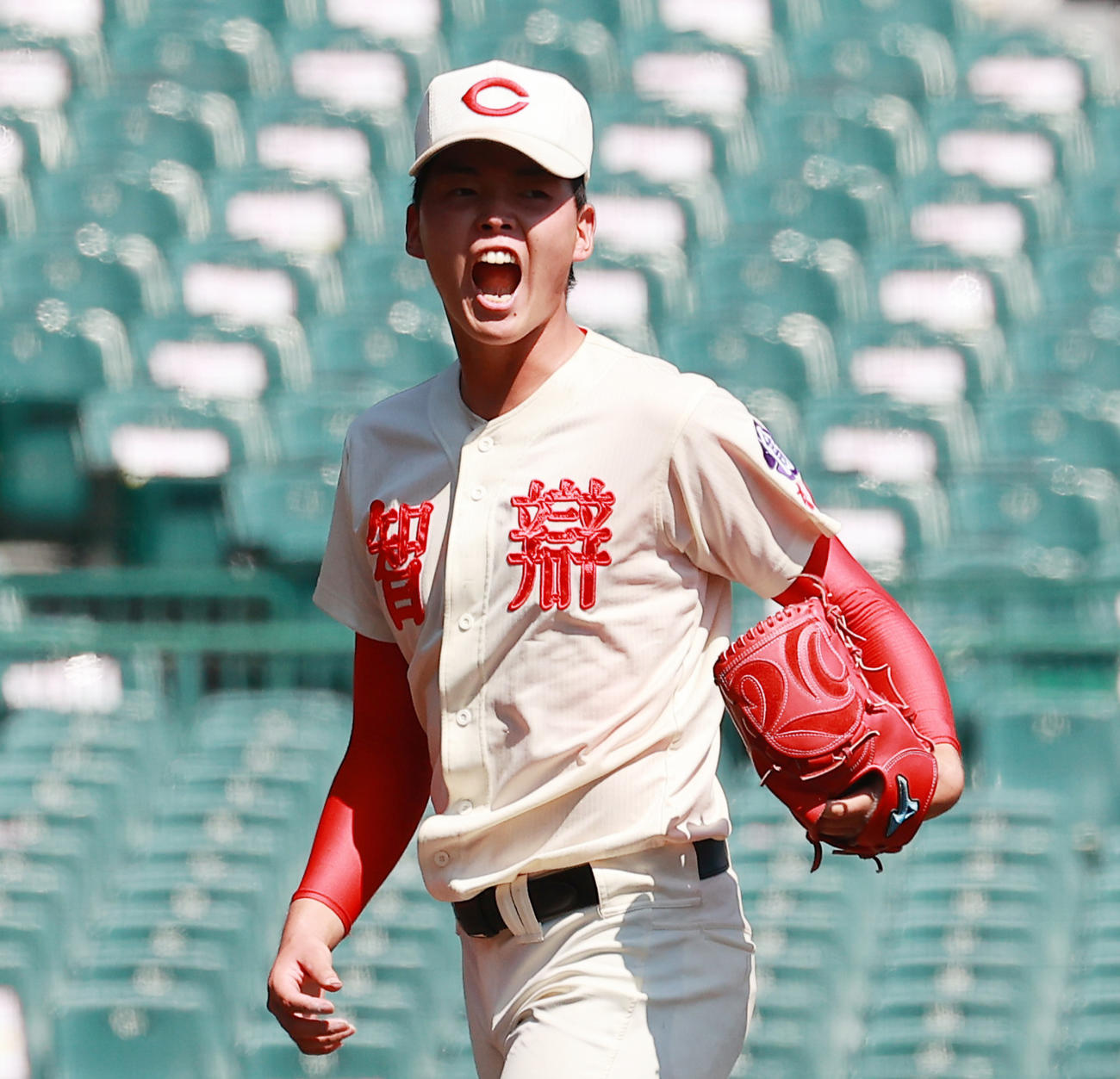 完投勝利で決勝進出を決め喜ぶ智弁学園・小畠（撮影・野上伸悟）