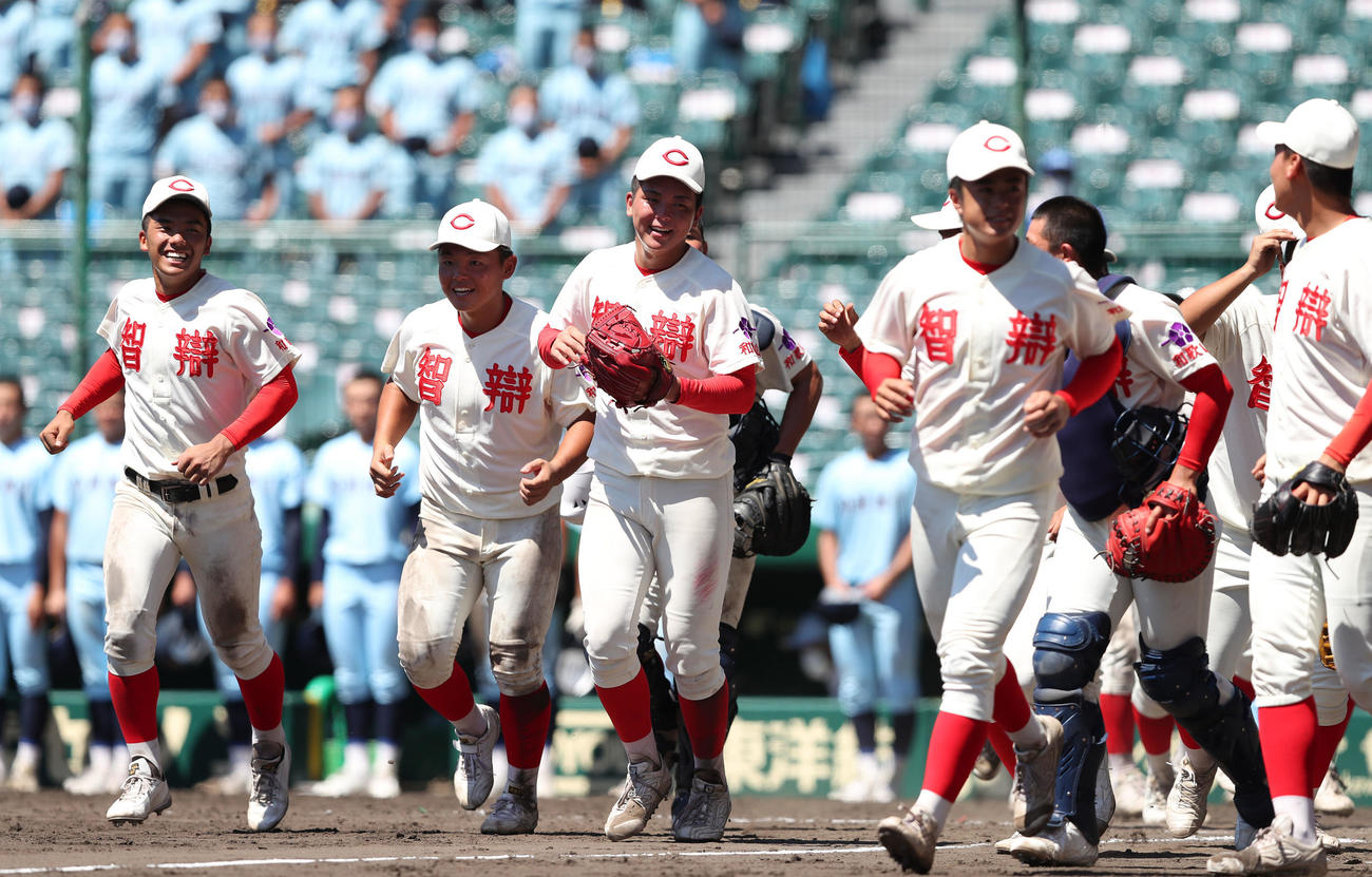 決勝進出を決め、笑顔で駆けだす智弁和歌山ナイン（撮影・白石智彦）