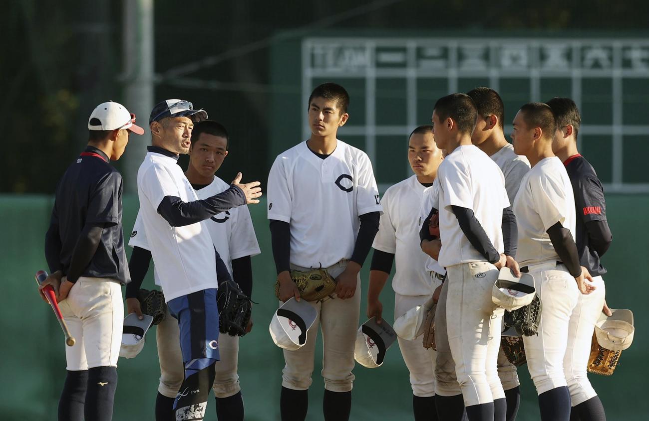 20年12月、イチロー氏（左から2人目）の指導を熱心に聞く智弁和歌山の選手たち（代表撮影）