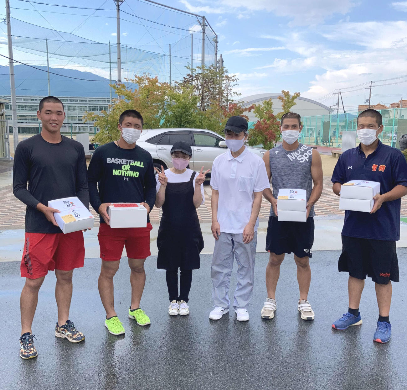 奈良大会後に差し入れをした際に山下、前川、小畠、三垣と店主の小松弘幸さんと妻和代さん（とらや提供）