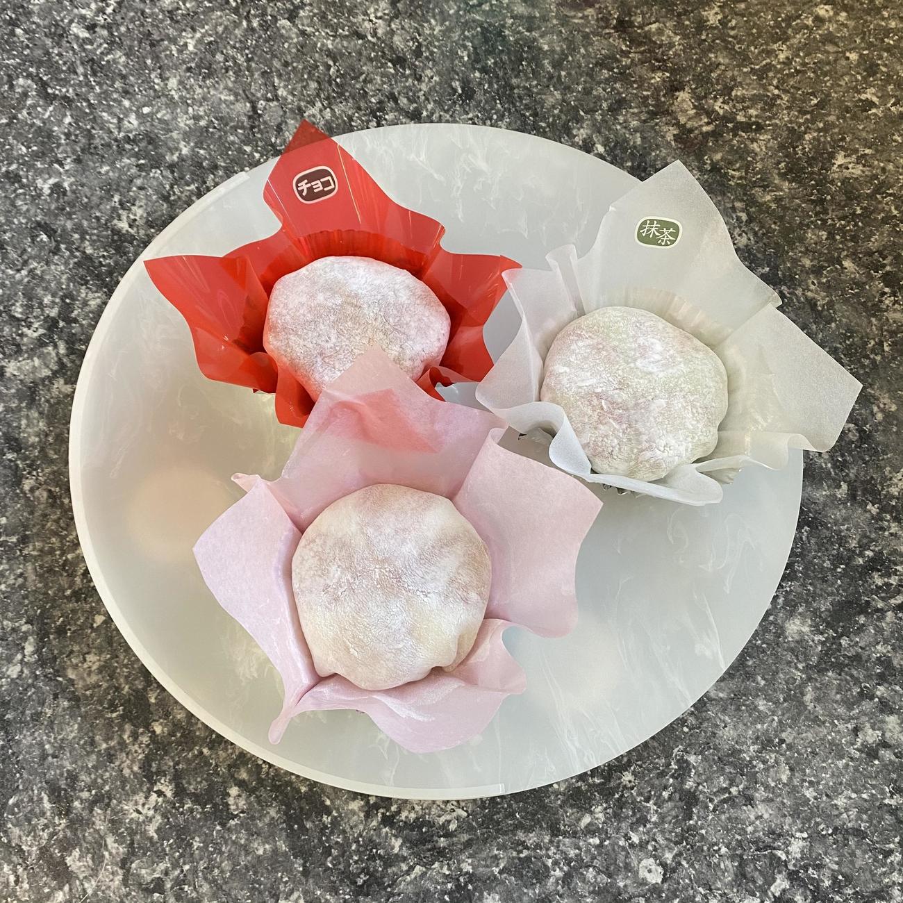 「とらや」名物のいちご大福。生クリーム、生チョコクリーム、生抹茶クリームの3種類をそろえる（とらや提供）