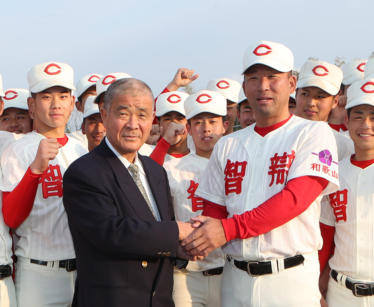 19年、センバツ出場が決まり高嶋仁名誉監督（左）と握手を交わす中谷仁監督（2019年1月25日撮影）