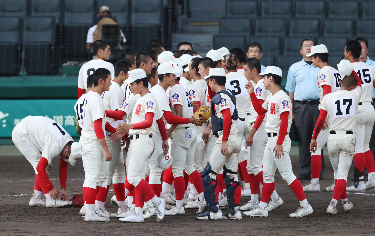 智弁和歌山対智弁学園　決勝戦を終えあいさつを交わす智弁和歌山（左）、智弁学園の両ナイン（撮影・清水貴仁）