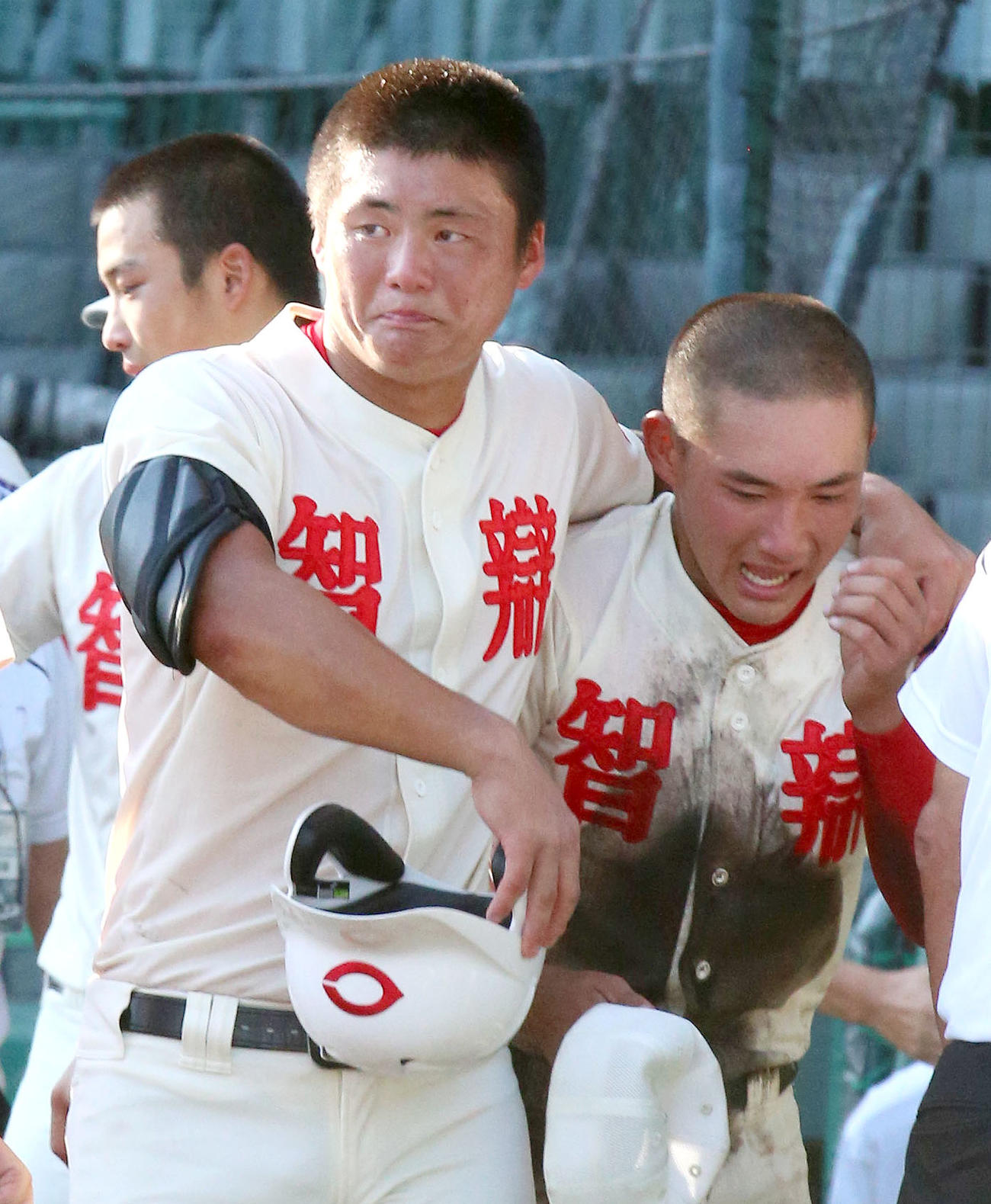 智弁和歌山対智弁学園　智弁学園の前川（手前左）は涙する仲間をねぎらう（撮影・上山淳一）