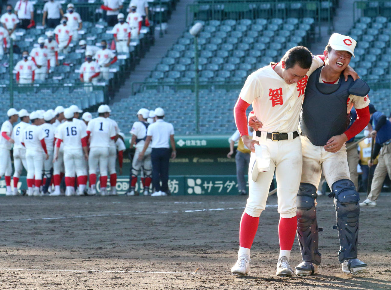 智弁和歌山に敗れた智弁学園エース西村（手前左）は仲間に抱きかかえられながらベンチへ向かう（撮影・上山淳一）