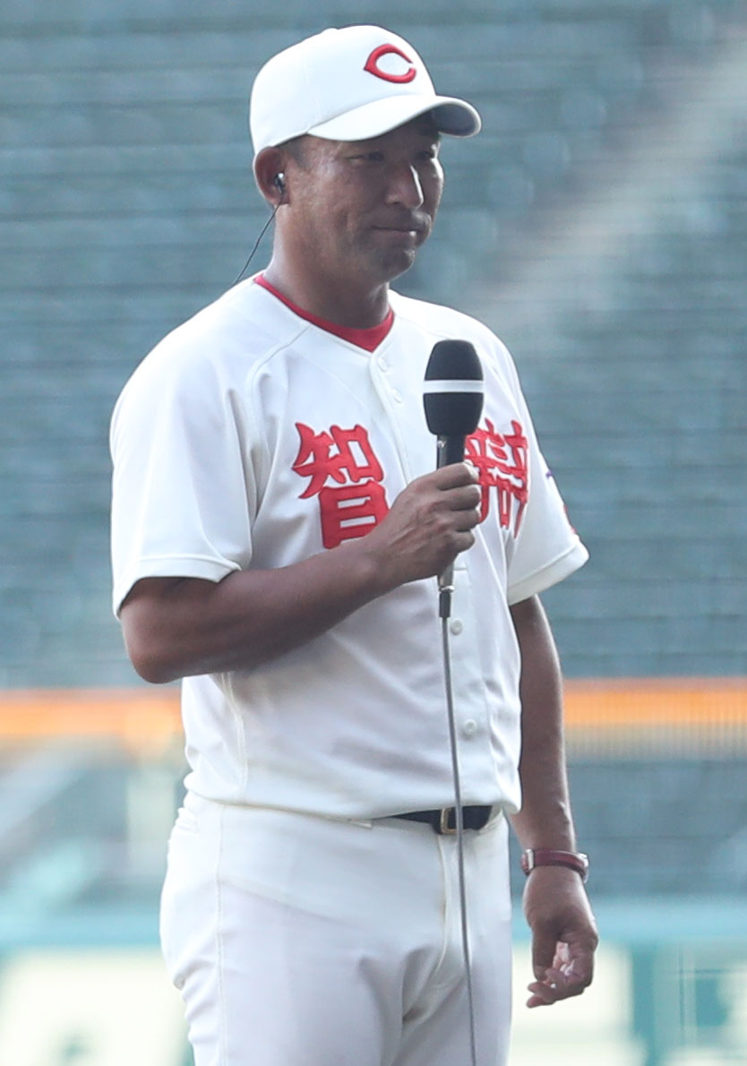 智弁和歌山対智弁学園　ヒーローインタビューを受ける中谷監督（撮影・屋方直哉）