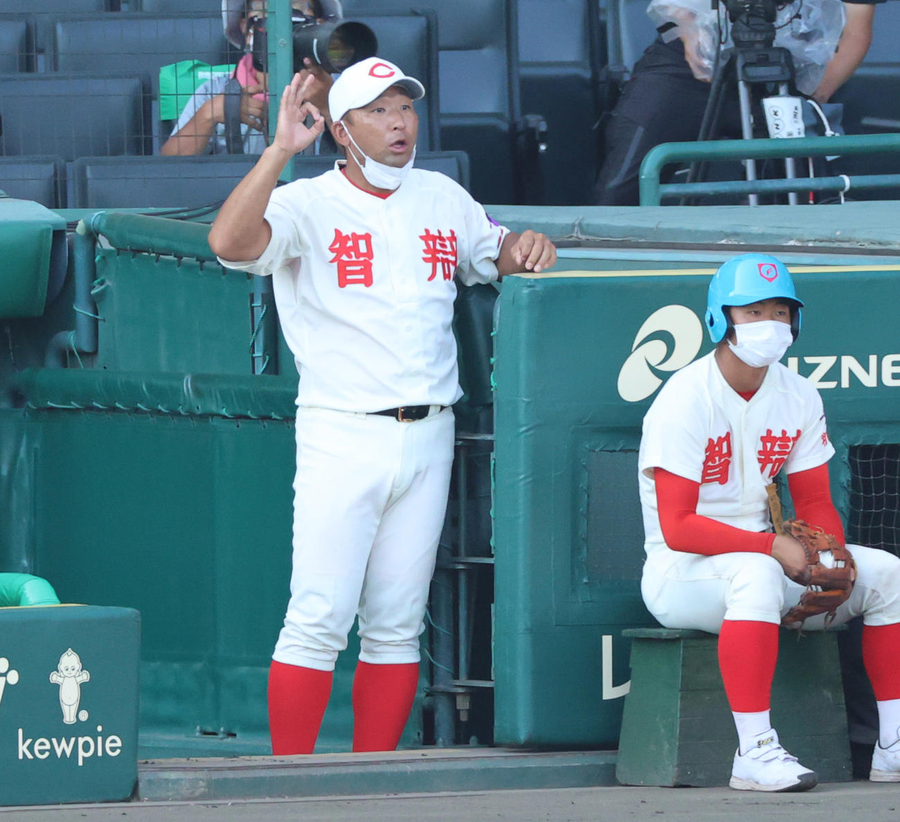 智弁和歌山対智弁学園　7回裏智弁学園、野手にOKポーズをみせる智弁和歌山・中谷監督（撮影・清水貴仁）