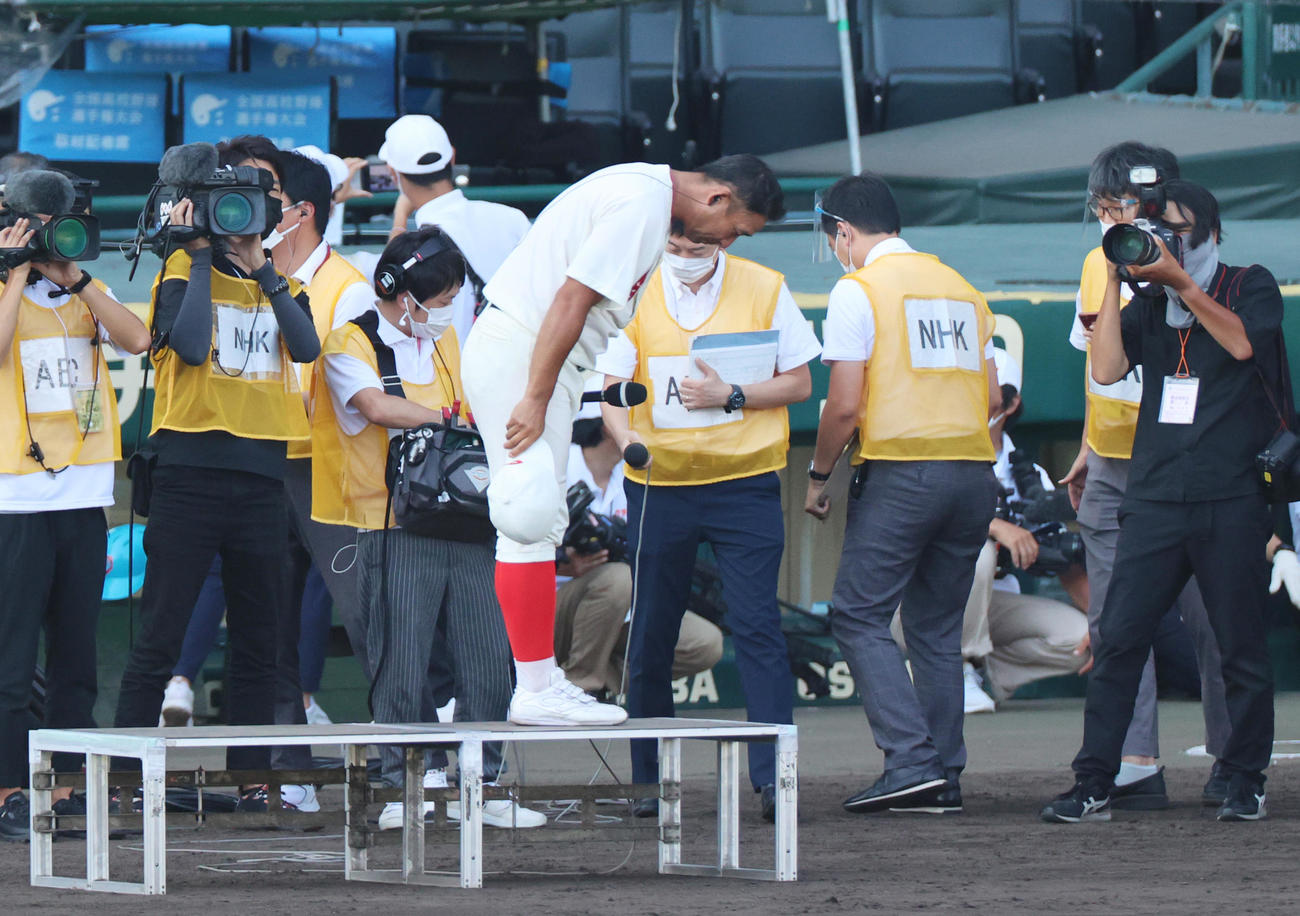 智弁和歌山対智弁学園　優勝インタビューを終え頭を下げる智弁和歌山・中谷監督（撮影・清水貴仁）