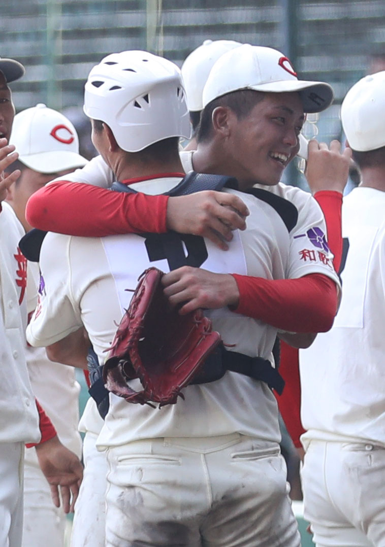 智弁和歌山対智弁学園　優勝し抱き合う中西と渡部（撮影・屋方直哉）