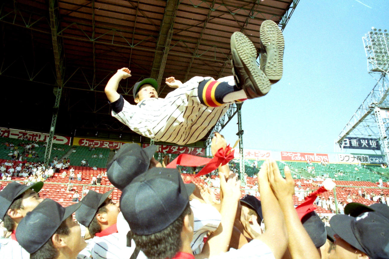 89年8月、全国高校野球選手権で初優勝し、選手たちから胴上げされる帝京・前田監督
