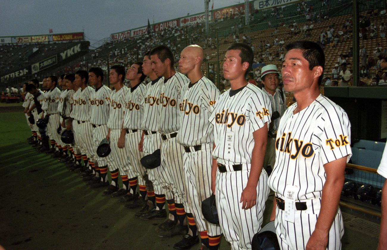 帝京の前田三夫監督（右端）と森本稀哲（右から3人目）（1998年8月19日撮影）