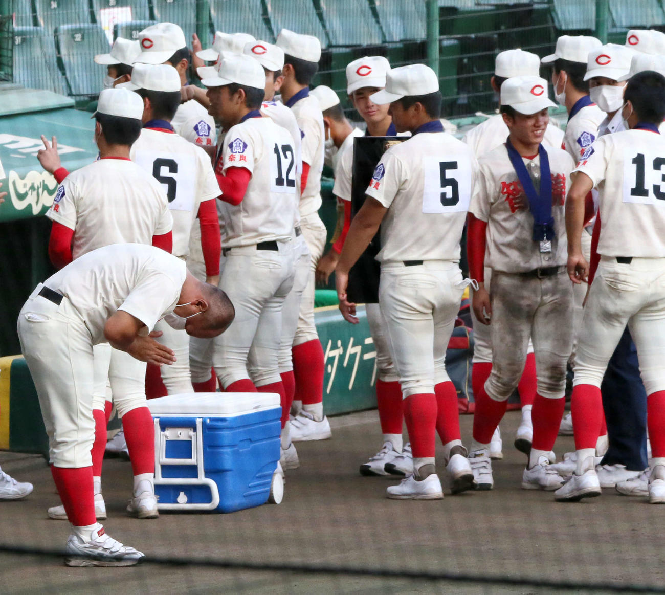 試合後、グラウンドに深々と頭を下げてあいさつする智弁学園・小坂監督（左手前）（撮影・上山淳一）