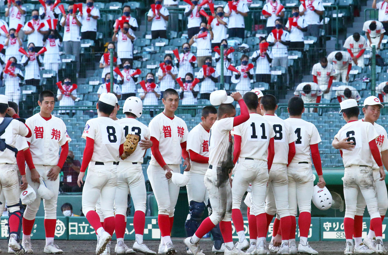 試合を終え、お互いをねぎらう両校ナイン（撮影・上山淳一）