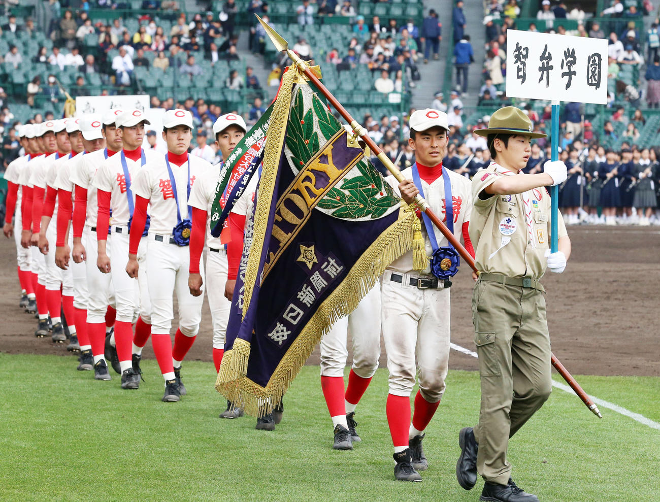 16年センバツを制し優勝旗を手に場内1周する岡沢智基主将ら智弁学園ナイン