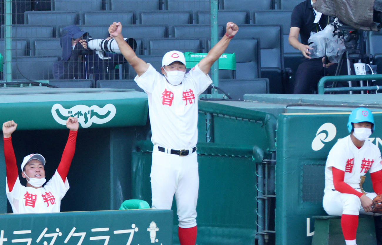 8回表智弁和歌山2死一、三塁、徳丸の2点適時二塁打に両手を突き上げる智弁和歌山・中谷監督（撮影・清水貴仁）