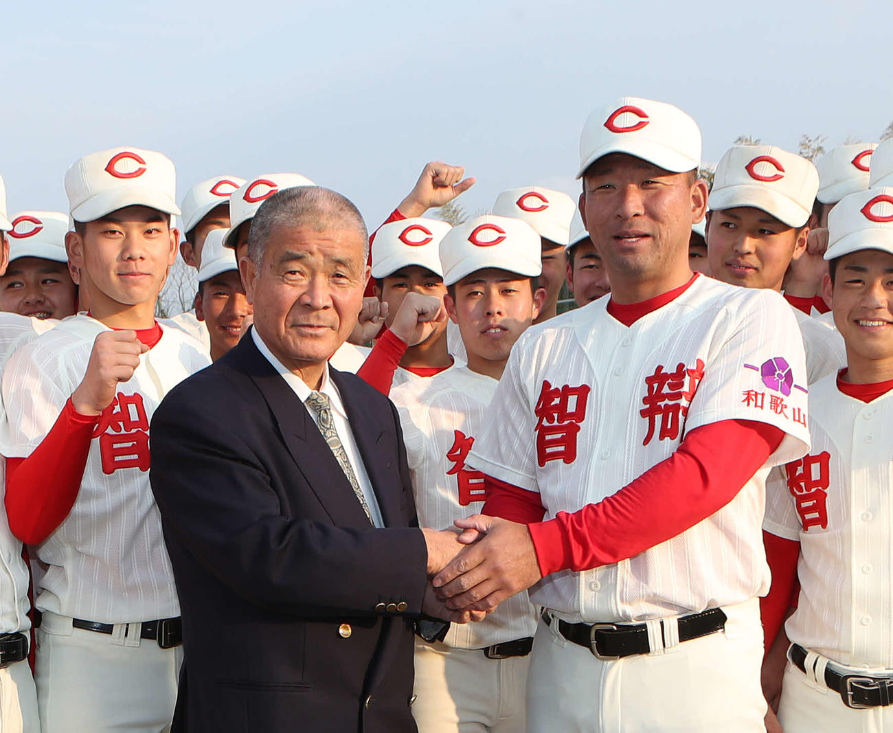 19年、センバツ出場が決まり高嶋仁名誉監督（左）と握手を交わす中谷仁監督
