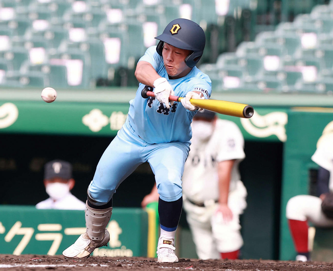 大阪桐蔭戦の3回裏、スクイズを決める近江・西山嵐大（2021年8月23日撮影）