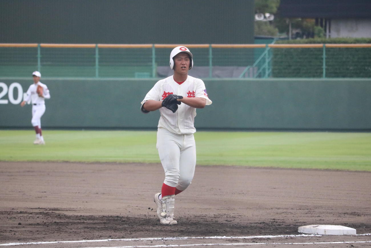 1回裏、1死一、三塁から智弁和歌山の岡西佑弥内野手（2年）が右前適時打を放つ（撮影・林亮佑）