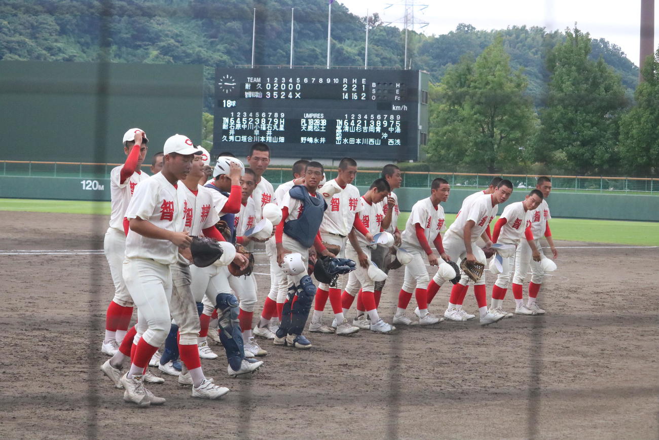 耐久に勝利しあいさつする智弁和歌山ナイン（撮影・林亮佑）