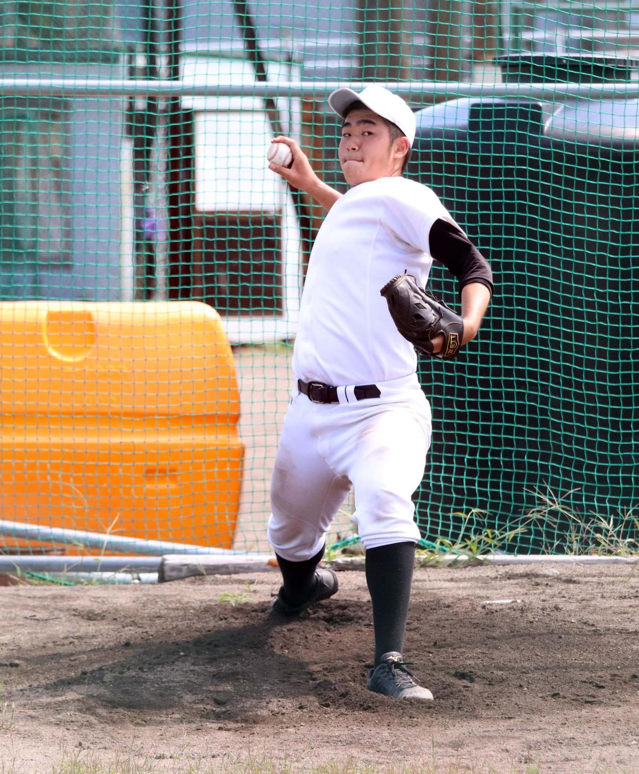 投球練習に励む砂川の本間（撮影・永野高輔）