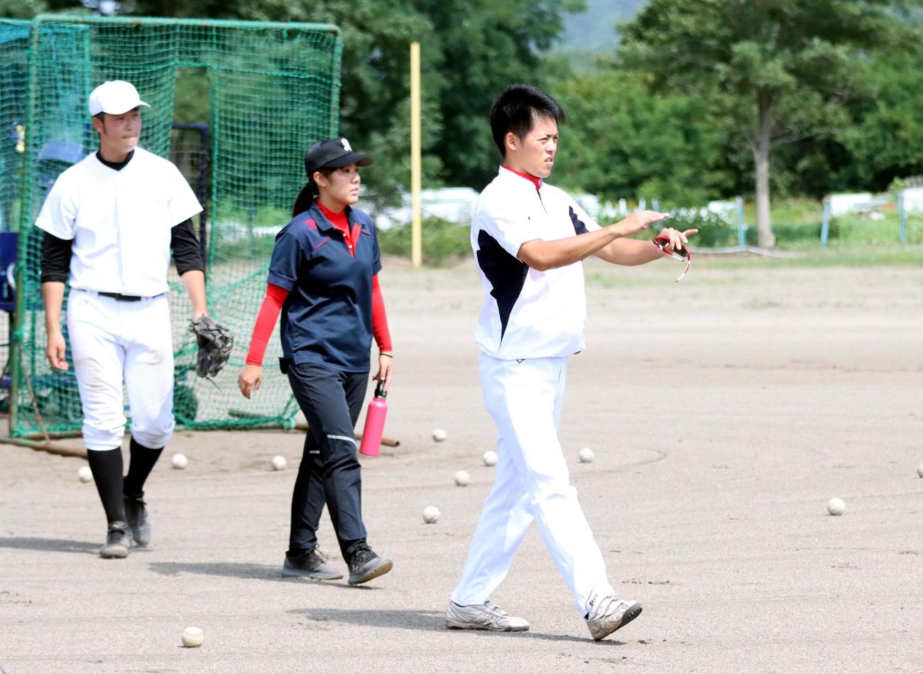 選手に指示を出す砂川の丹羽監督（右）（撮影・永野高輔）