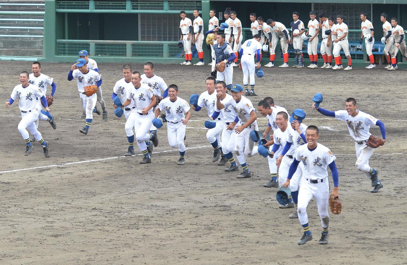 学法福島対聖光学院　試合に勝利し笑顔を見せる聖光学院ナイン（撮影・佐藤究）