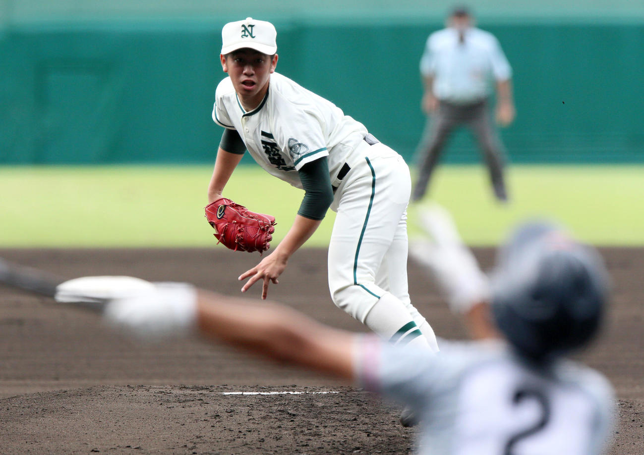 甲子園で力投する二松学舎大付・秋山（8月24日撮影）