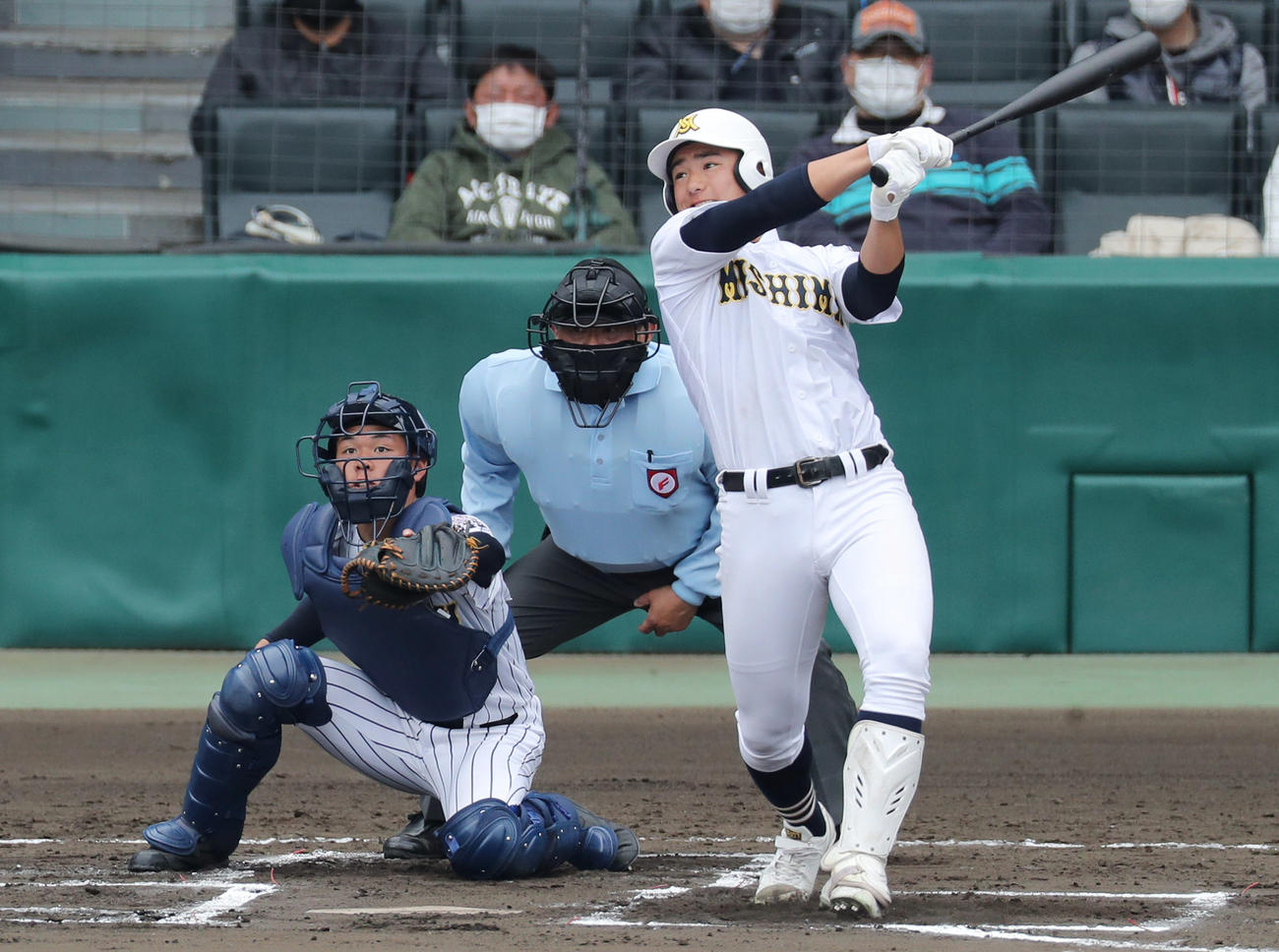 今春センバツの鳥取城北戦で三塁打を放つ三島南・前田（3月20日撮影）