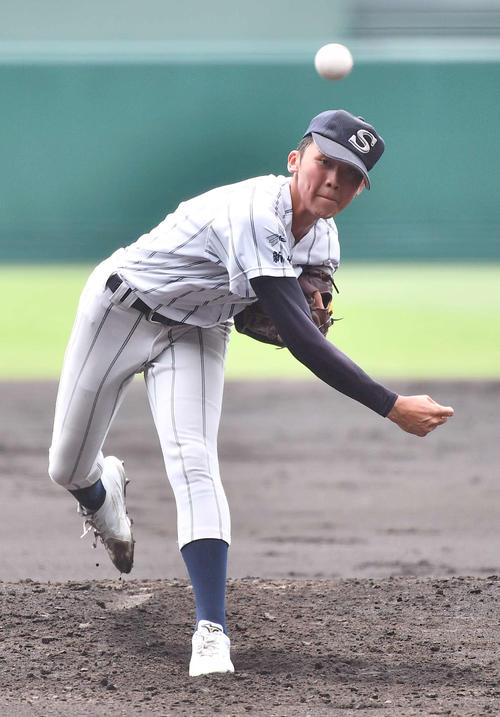 夏の甲子園で投球する広島新庄・花田侑樹（21年8月11日撮影）