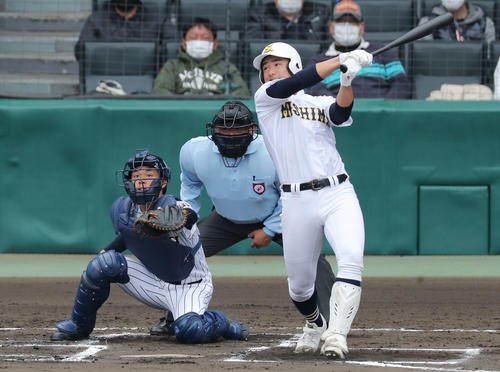 今春センバツの鳥取城北戦で三塁打を放つ三島南・前田（3月20日撮影）