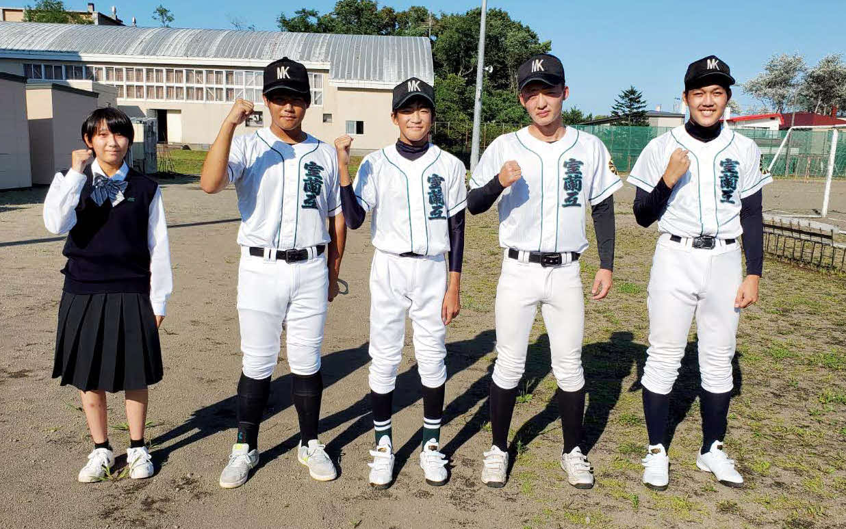 室蘭工の（左から）佐々木マネジャー、斉藤、佐々木、磯部、菅野（室蘭工提供）