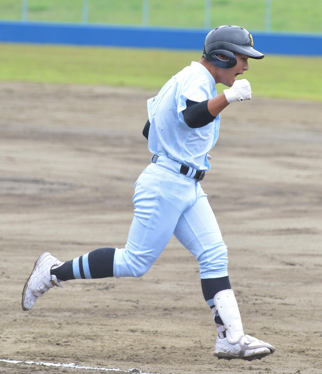 1回、先制2ランを放ちガッツポーズする学法石川・倉田