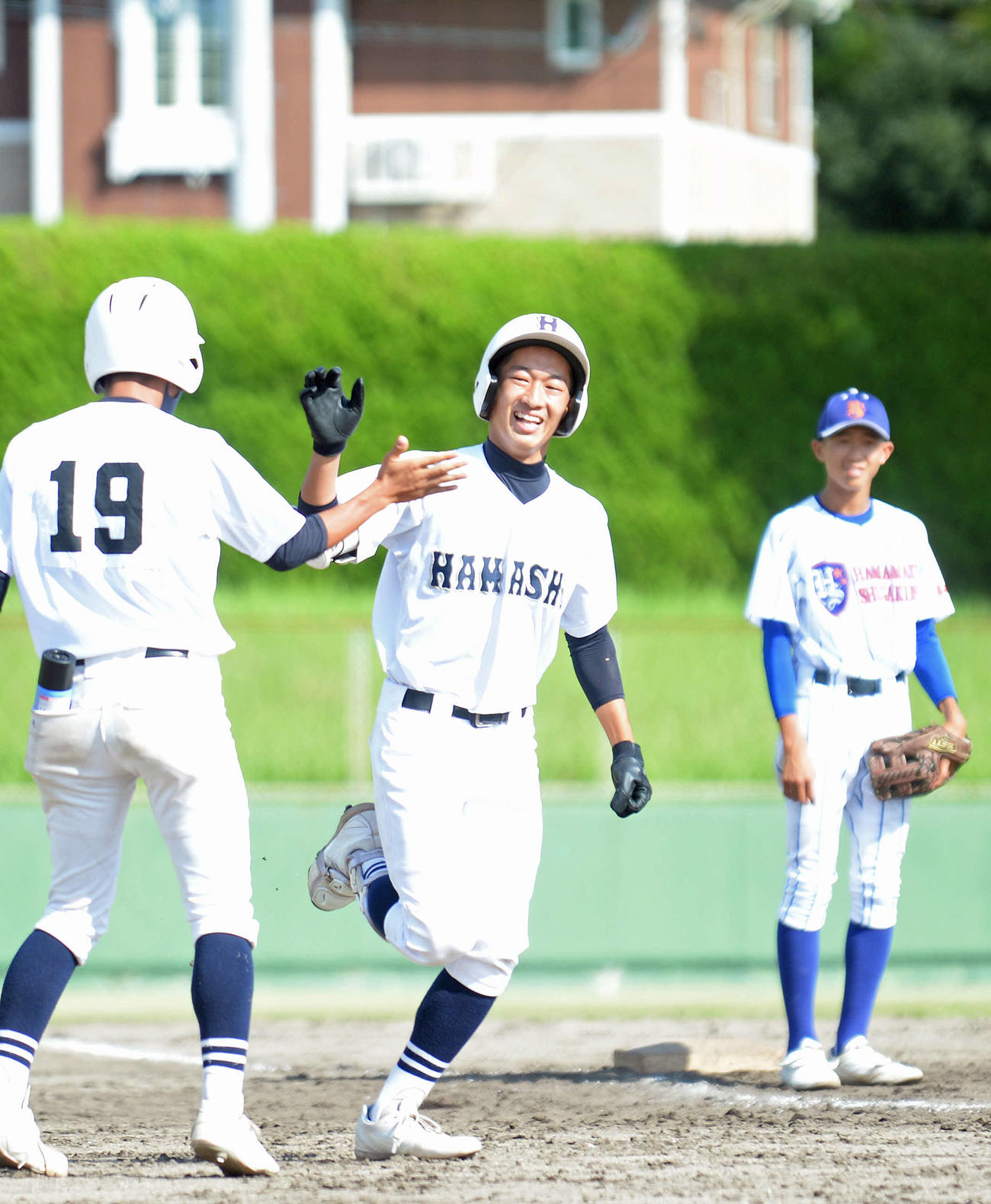 コールド勝ちを決める適時打を放ち、笑顔を見せる浜松商の南達也（撮影・神谷亮磨）