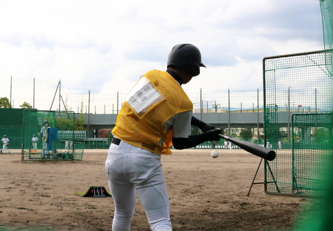 試作品の新金属バットで試打する関大北陽の山田悠平内野手（撮影・林亮佑）