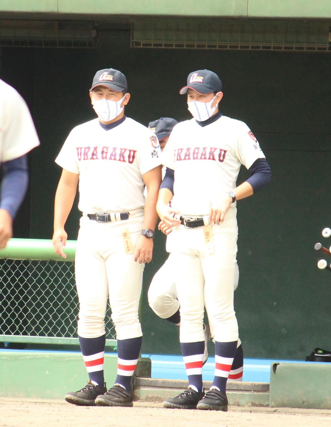 浦和工－浦和学院　初陣を勝利で飾った浦和学院の森新監督（右）と田中新部長（撮影・保坂恭子）